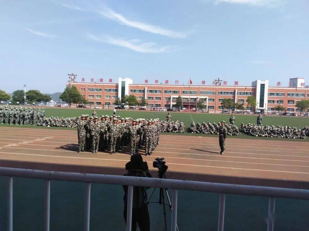 古交一中举行2020级高一新生军训汇报表演