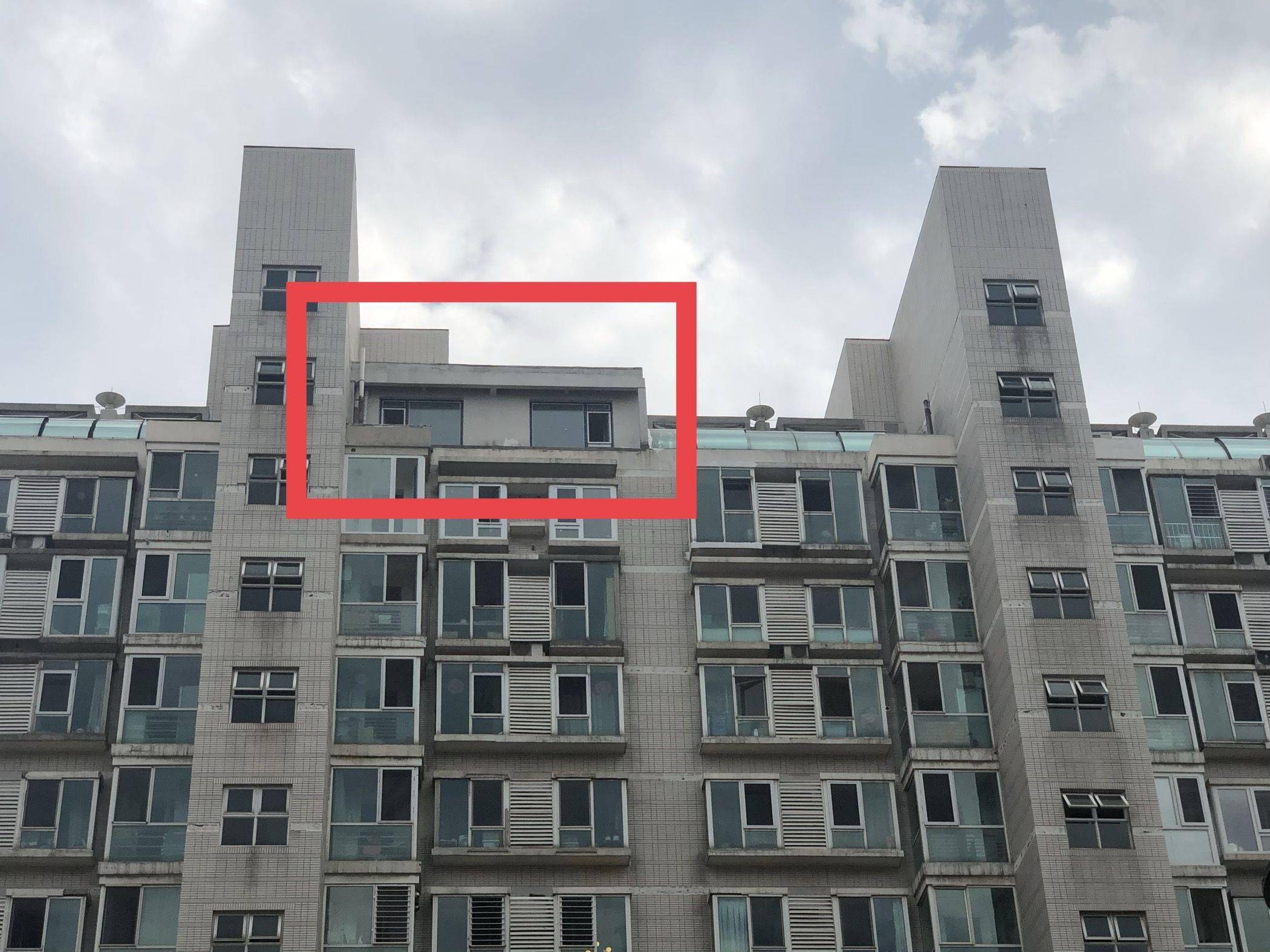 海淀一小区住户楼顶盖房楼下居民担心有安全隐患却无能为力