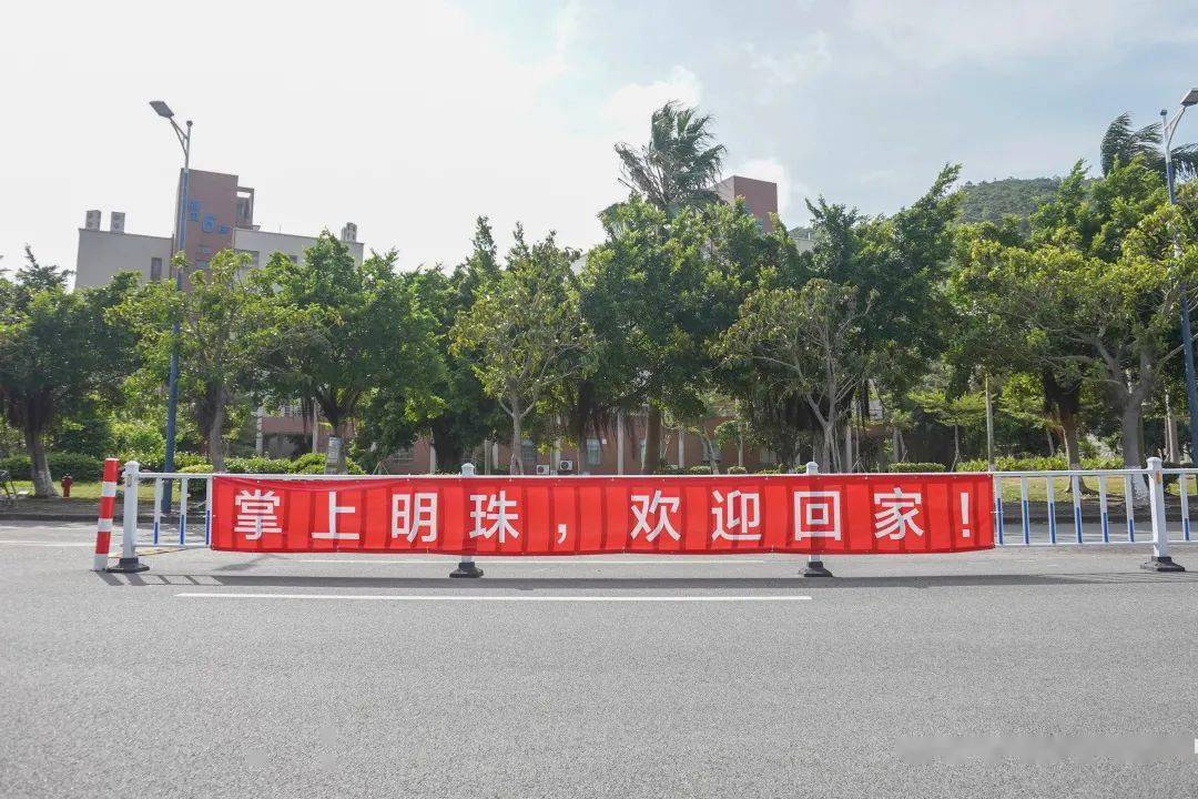 终于等到可以返校的时候不少高校用暖心横幅标语欢迎学生回家01吉林