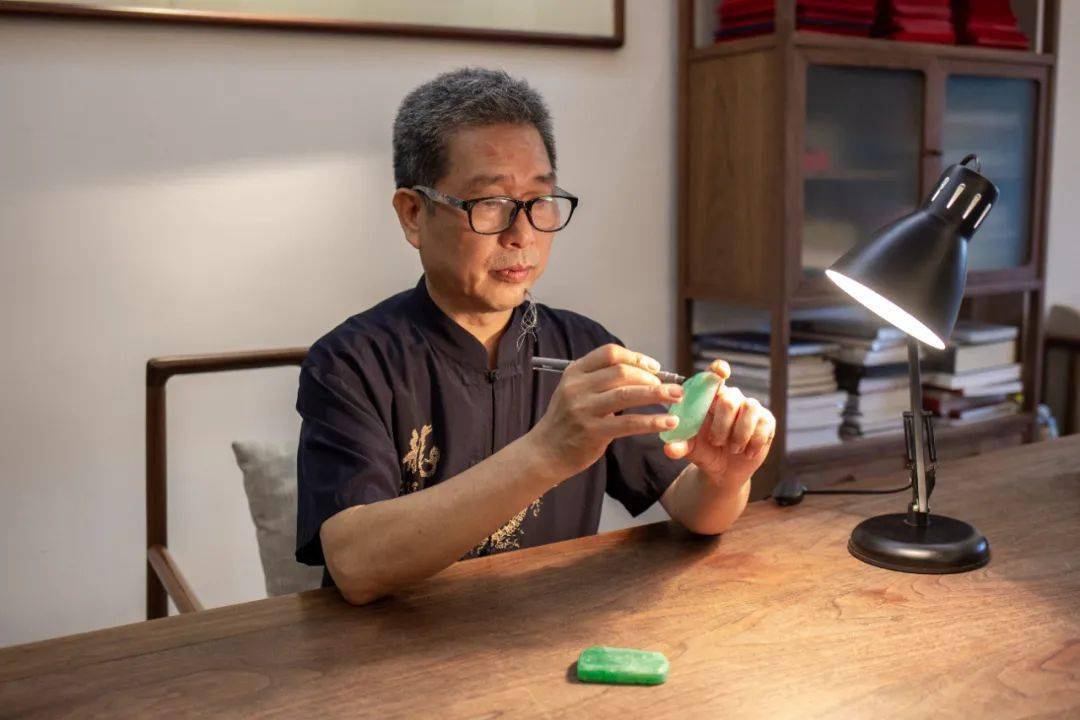 "寻师访匠"看揭阳①翡翠玉雕大师张炳光:方寸之间镌刻中华传统文化