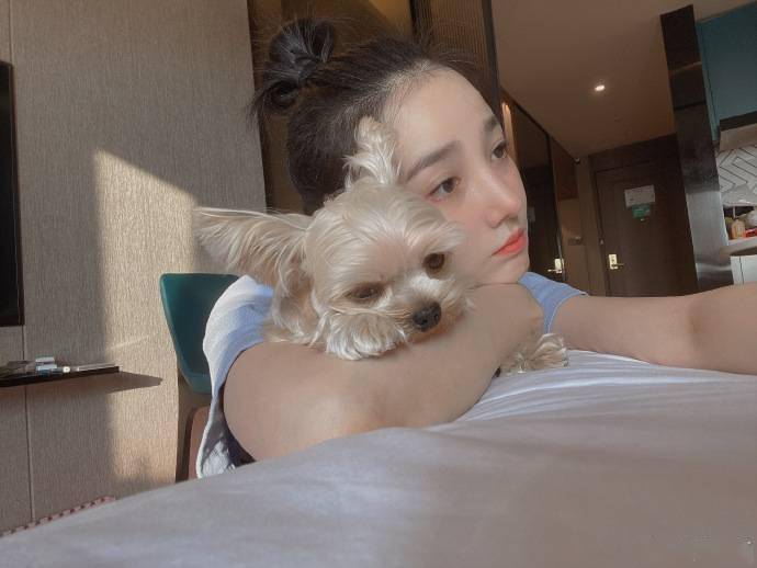 陈小纭晒与爱犬合影扎丸子头少女感十足