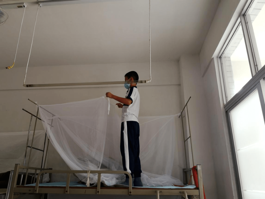 师生合力暖心入宿盐步中学七年级新生入宿