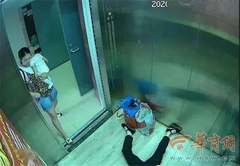 慌,立即联系120,并把6个月大的孩子放在地上,第一时间对老人进行急救
