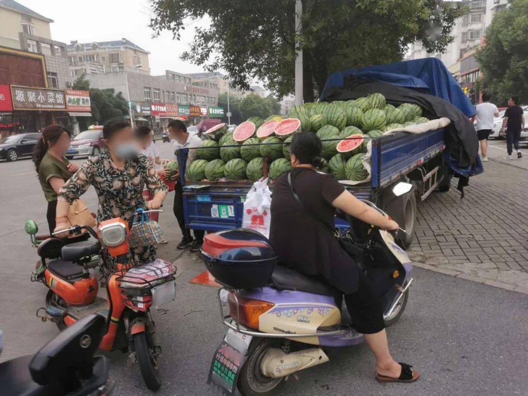 这样摆摊,胆儿真大_流动