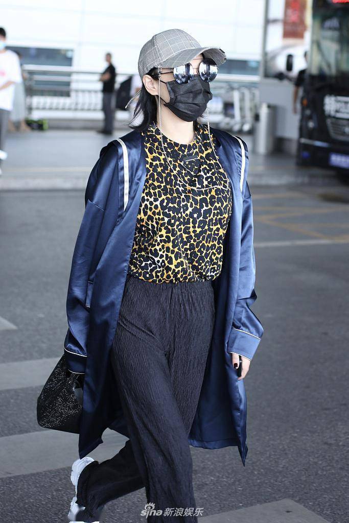 张馨予穿豹纹内搭霸气又性感02疾走带风气场十足