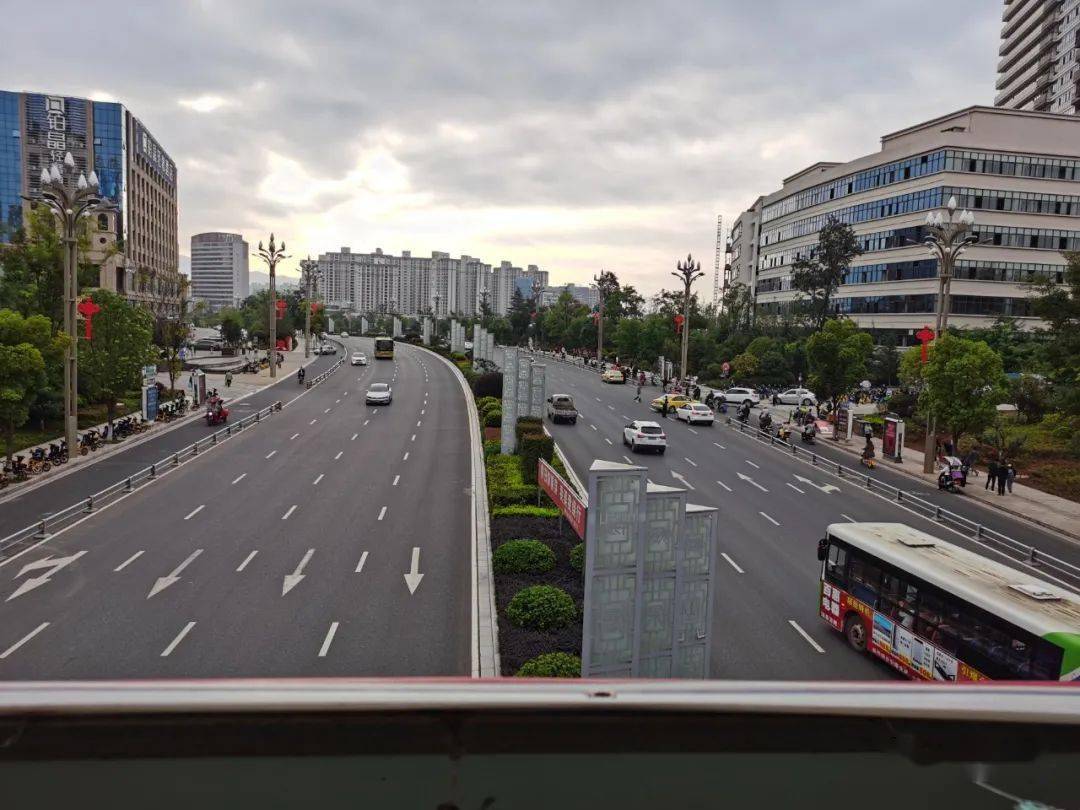 昭通过街天桥有点脏!