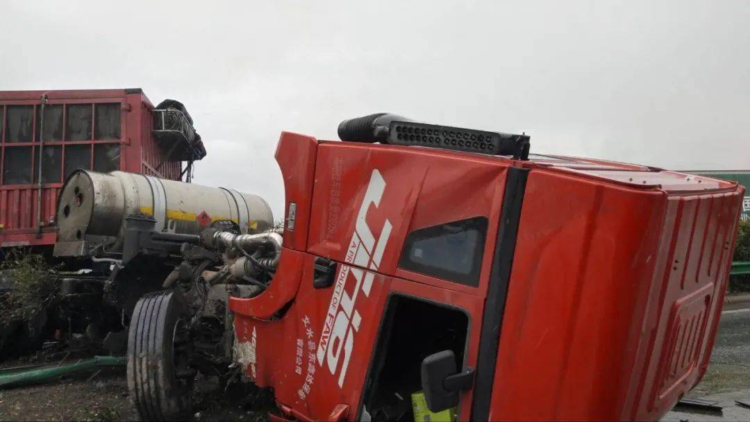 京藏高速发生一起车祸,一人死亡.