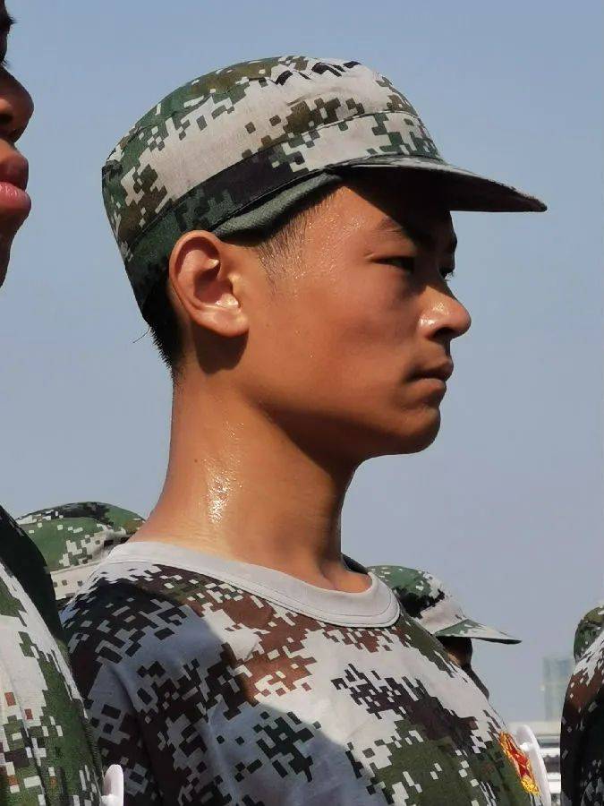 纵使汗流浃背我们中山中学的同学仍然如同深深