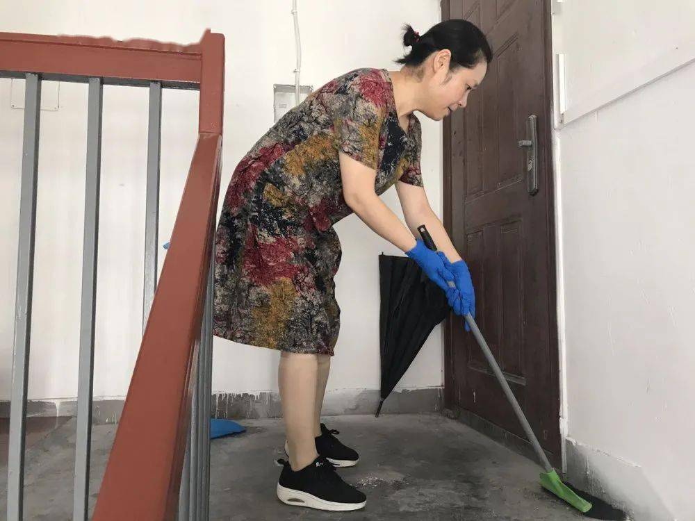 【创全在行动】楼道脏乱差?"扫楼行动"来帮忙