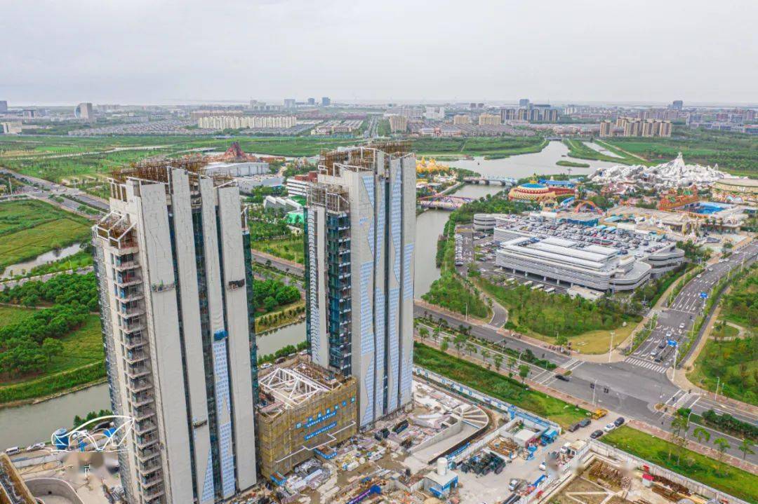 玻璃墙来了最新临港冰雪之星实景航拍