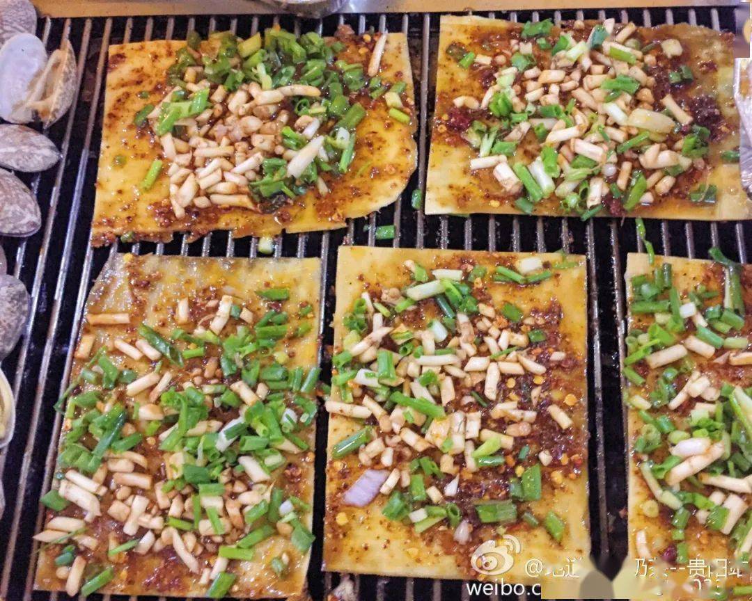 豆腐皮包折耳根包图源:飝飛飞fly折耳根烤肉图源:白别闹烧烤蘸水街头