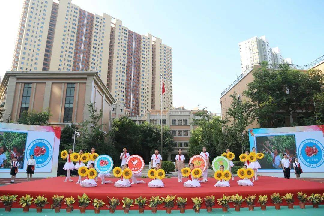 市区领导参加天桥区宝华小学新学年开学升国旗活动