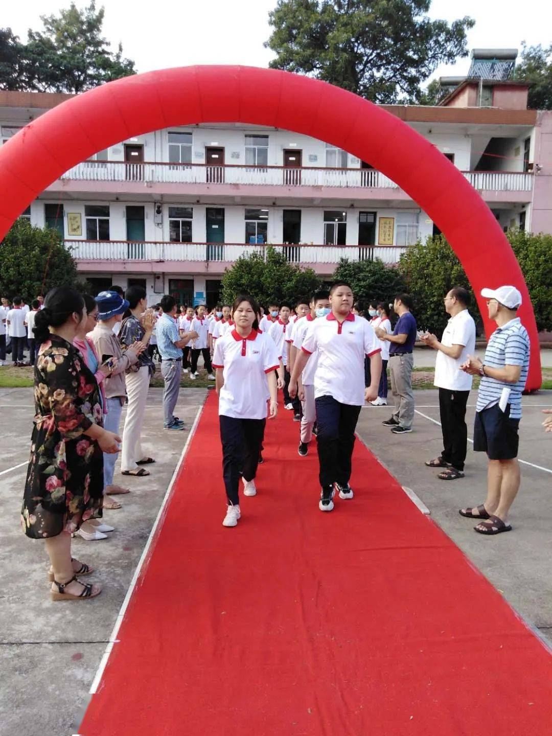 永安四中创意迎开学初一新生在夹道欢迎中走进校园深处