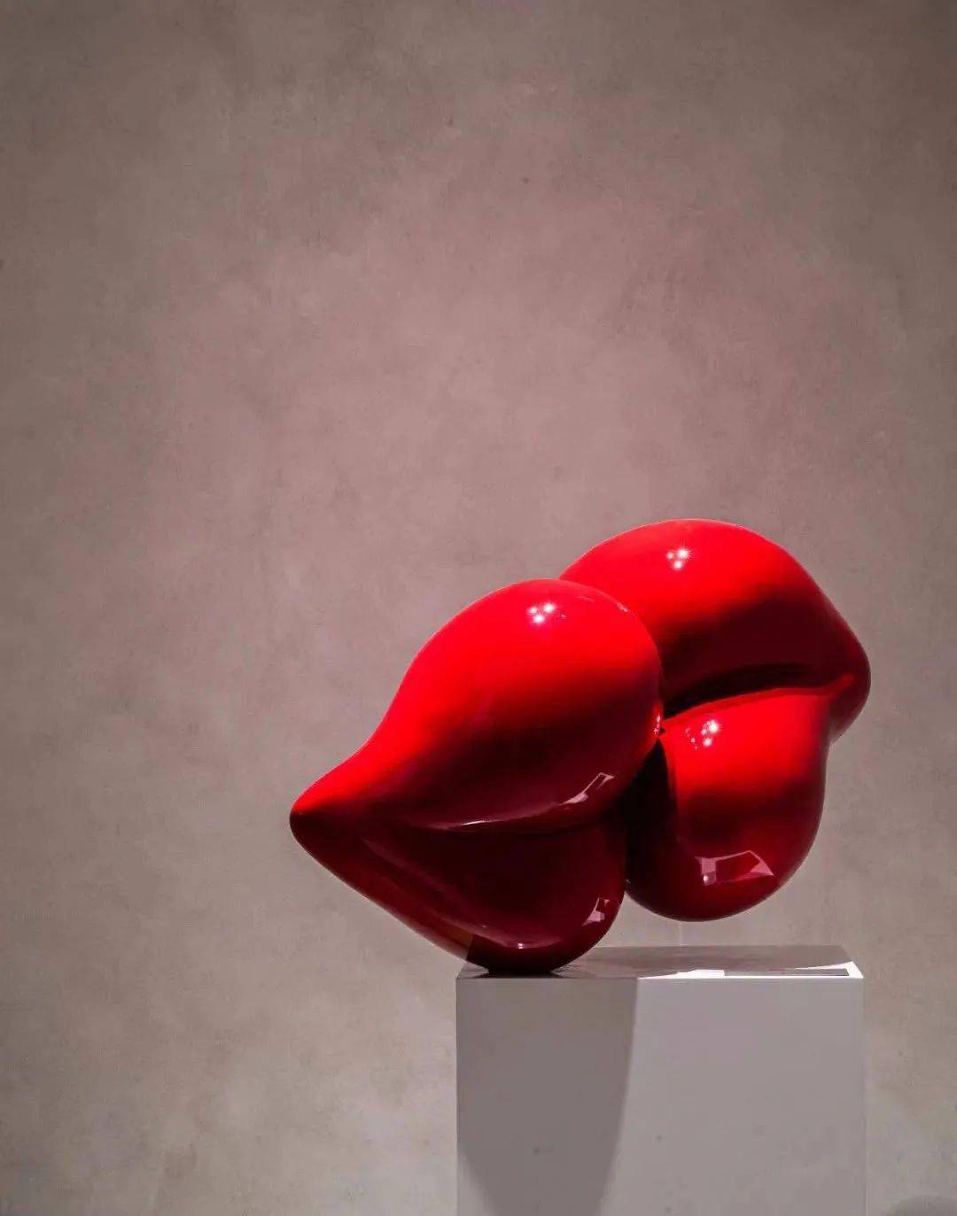 王小慧作品:"艺术之吻"这个系列之一,红色的"艺术之吻"雕塑是我的代表