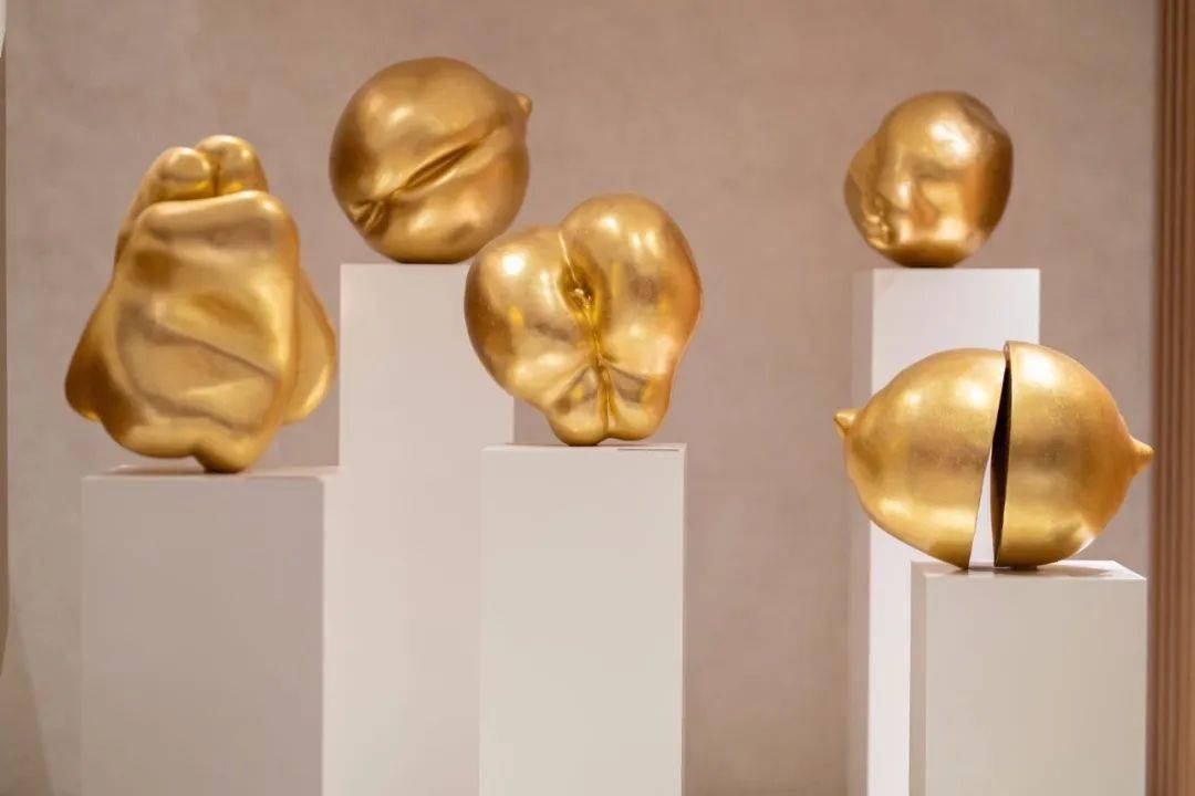 王小慧作品:"生命之果"五个金色雕塑是"生命之果"系列,我们特别设计了