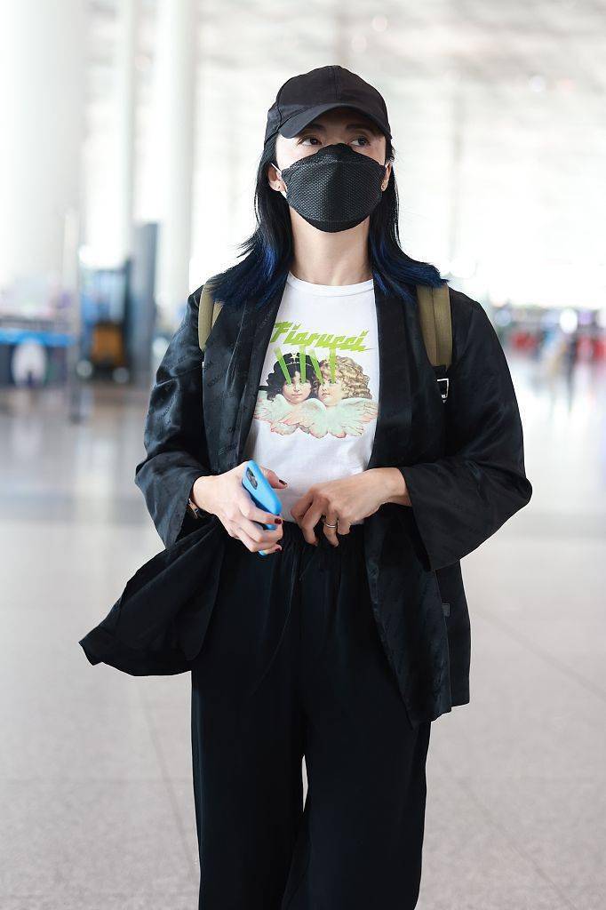 姚晨染蓝发穿黑装秒变"叛逆少女" 背双肩包疾走带风影后范十足