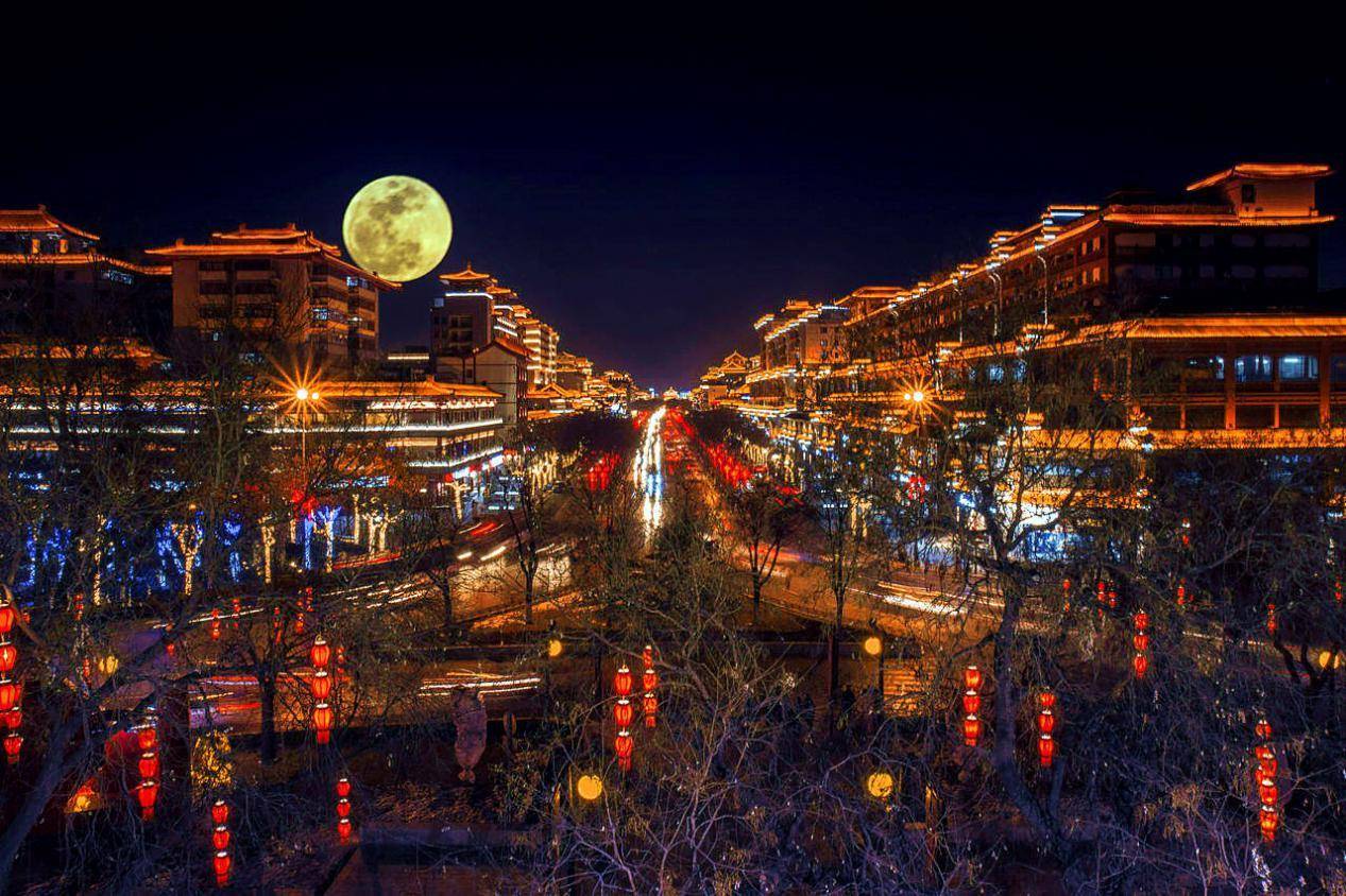 图:中秋月景自古以来,中秋圆月都被人当成团圆美满的象征,人们在这天