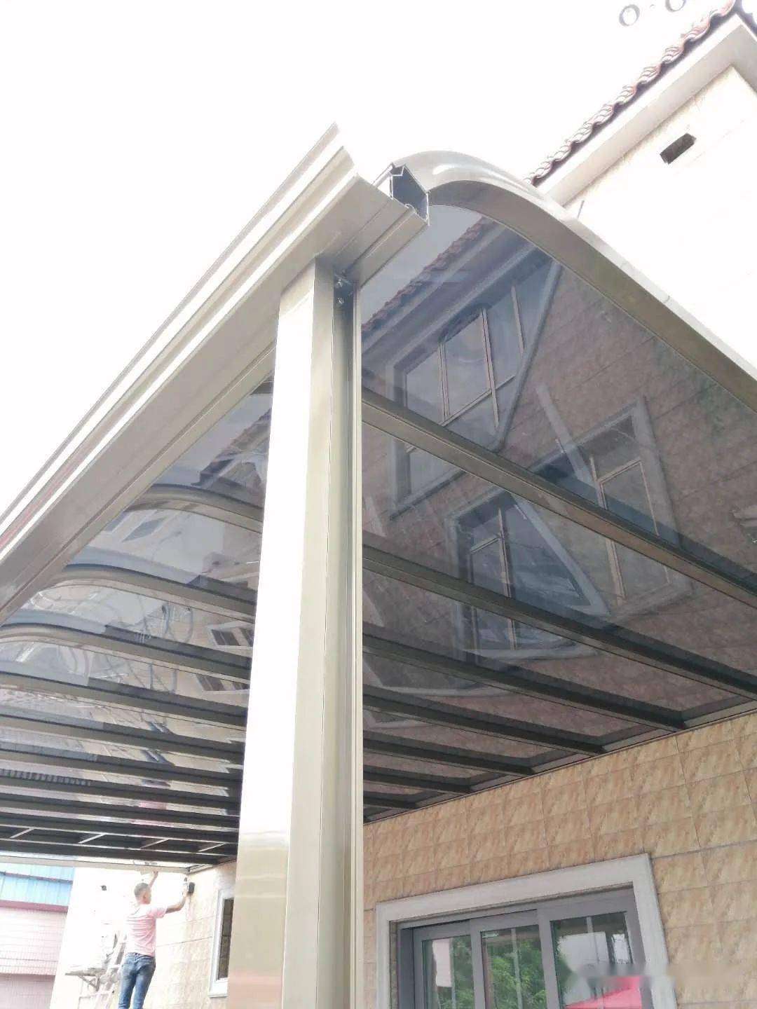 1698铝合金雨棚厂家现货颜色:砂灰色,咖啡色,香槟金,白色,金橡木.