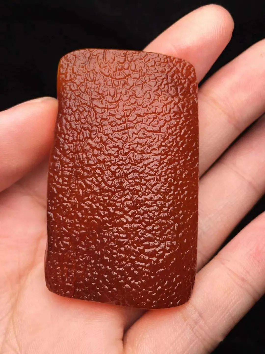 蜜蜡皮色的颜色也是根据土层,产地,离火山远近等原因而深浅不同,形状