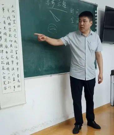 金峰书法金牌培训师马文露为各位老师授课此次培训课程安排,坚持理论