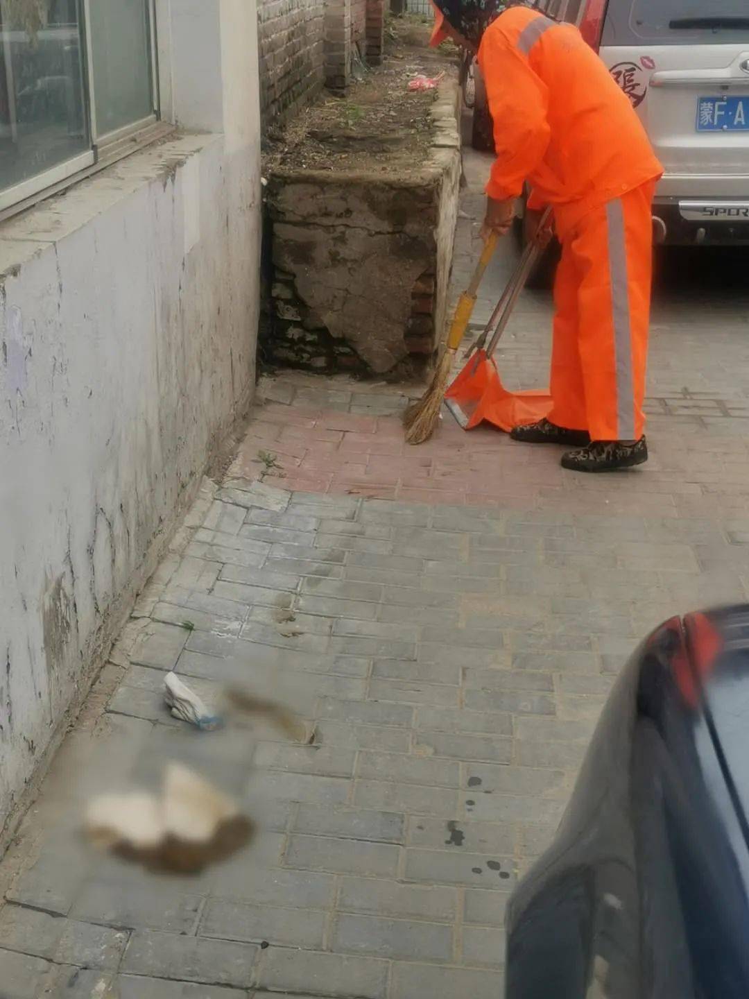 特别的恶心,还要环卫工人来打扫,环卫工人每天打扫我们的城市已经很