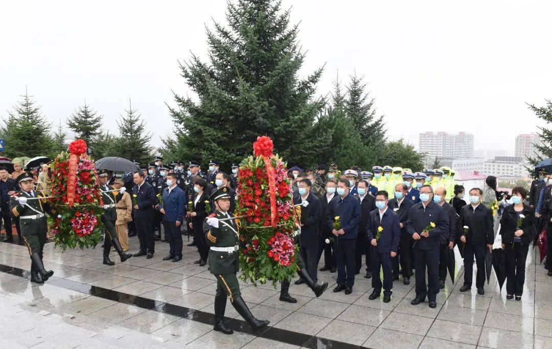 绥芬河市举行向抗战英烈敬献花篮仪式