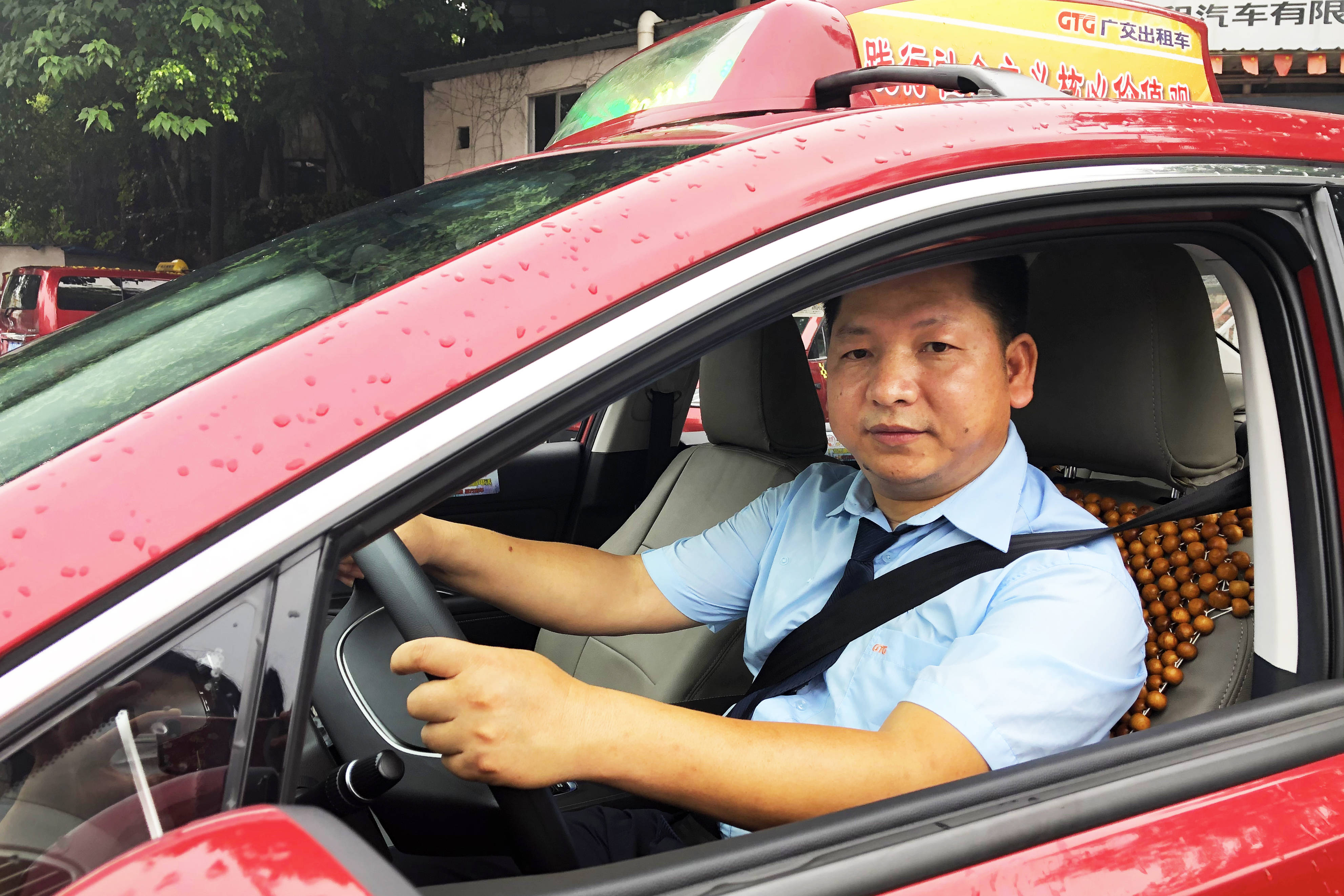 暖闻|广州的哥送突发心梗的车主就医,婉拒家属两千元红包