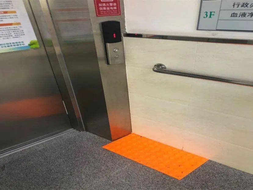 和部分提示盲道安装进行卫生间水池无障碍扶手安装于2020年8月崔各庄