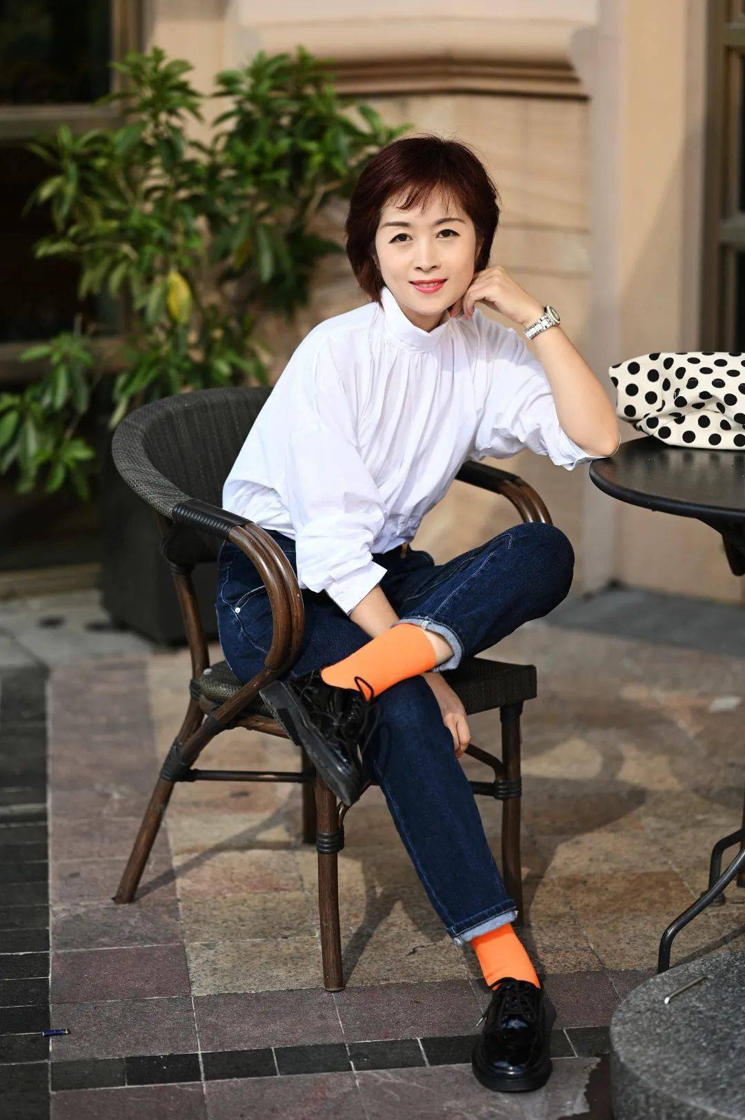 把白衬衫穿得轻松些,试试这款抽带款吧!