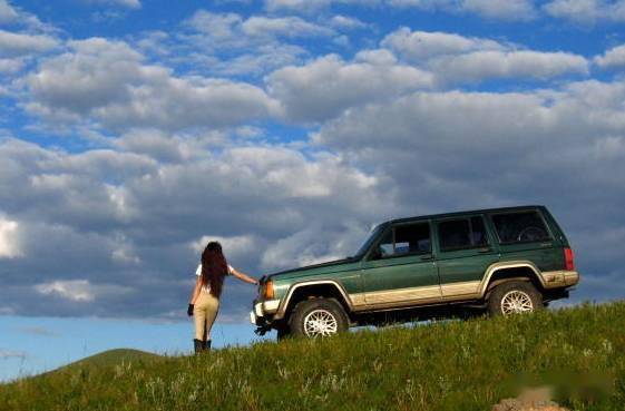 认识一个开越野车的女人.很特别.一般女性