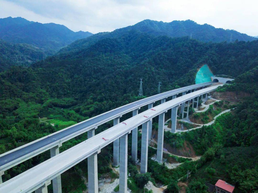 贺巴高速预计10月底通车昭平至蒙山段曝光美呆了
