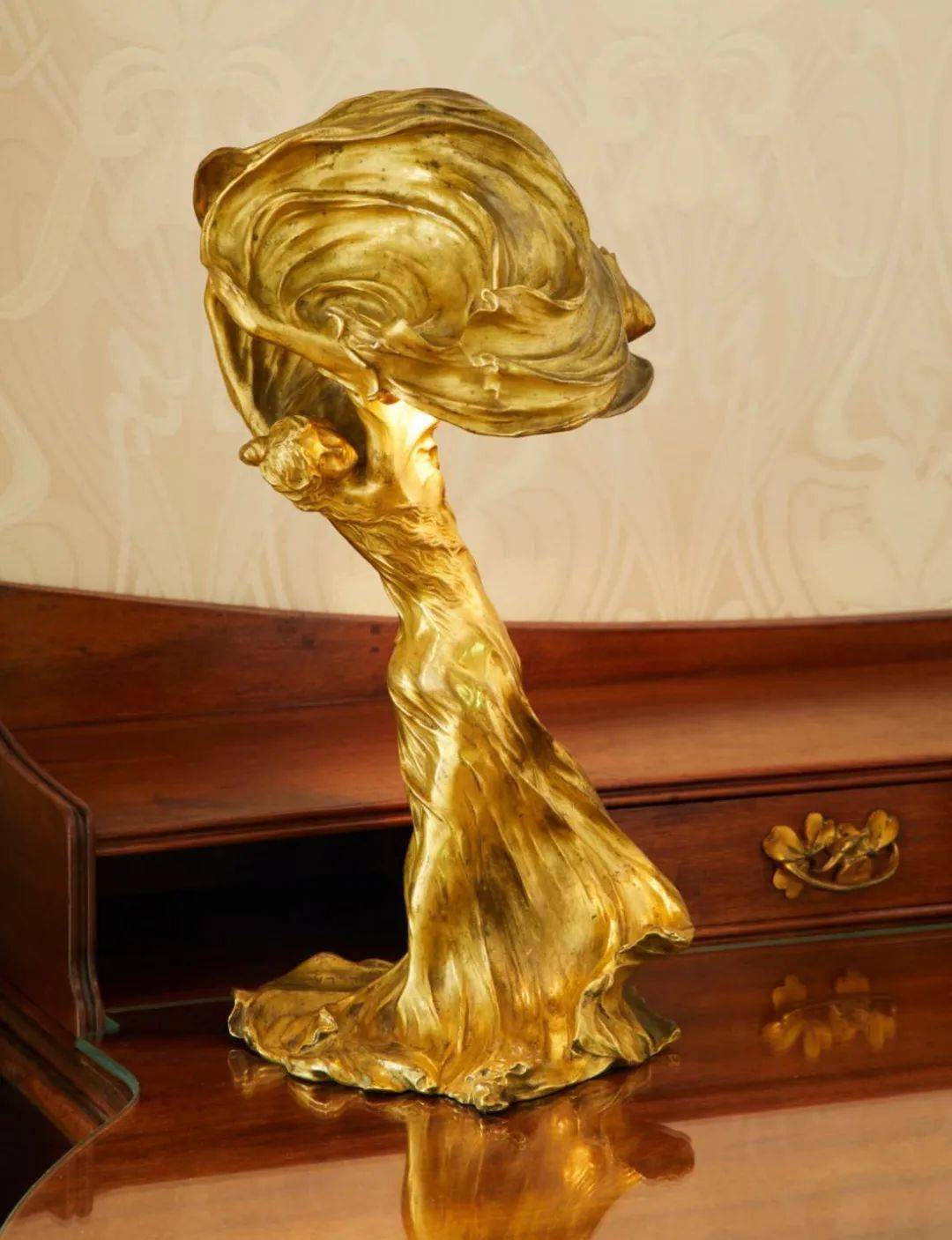 拉乌尔·拉尔谢《洛伊·富勒》(台灯)以及加莱"反串"家装设计师