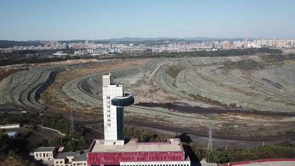 航拍抚顺西矿坑亚洲最大露天矿已近枯竭