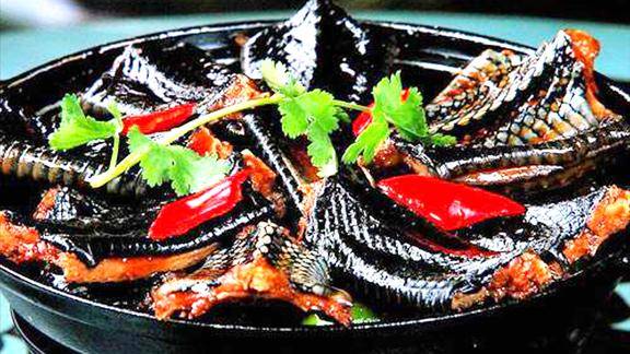 印尼菜市场蟒蛇肉公开卖,买5斤回家红烧,味道真香