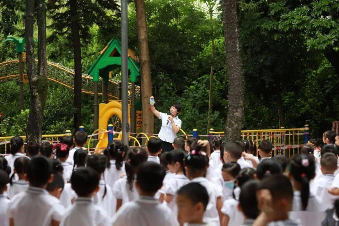 花开疫散不负时光祈福精英幼儿园2020学年上学期第一次升旗礼