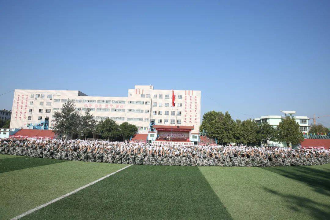 看衡水中学师生千人同转爱的动力圈