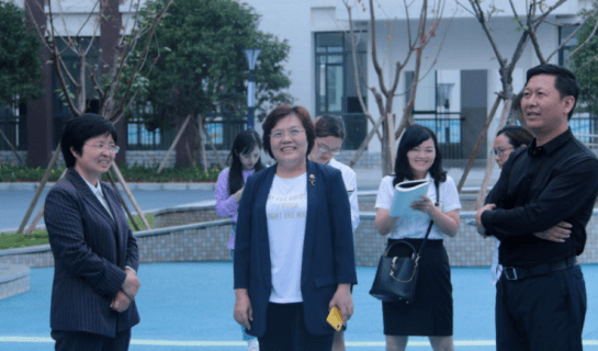 王文静(中)实地考察修文一中特色学校创建情况