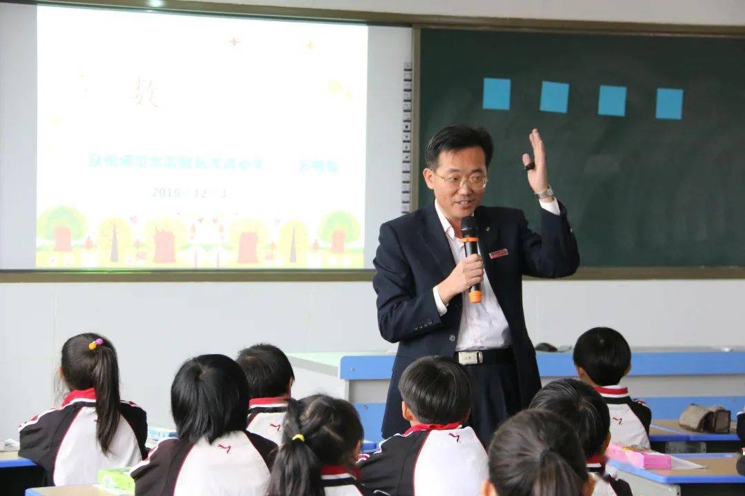 给小学生上课的"大学教授"——苏明强2012年8月,44岁的汪颜青主动请缨