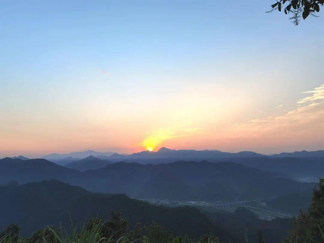 登钟山看日出望尽远山的景