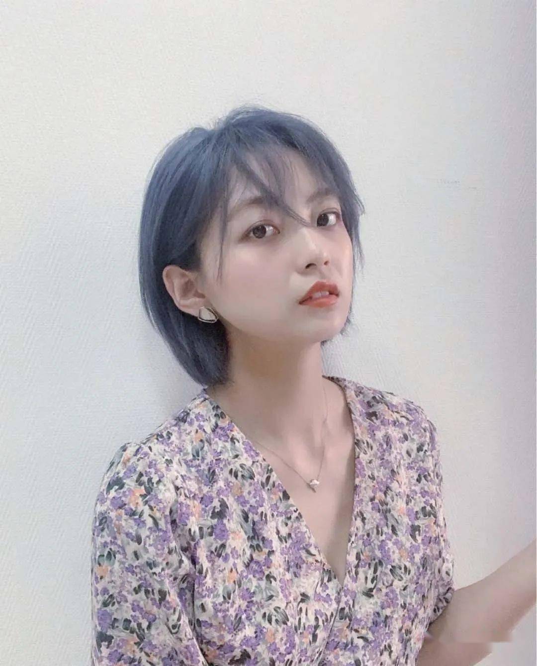 淡蓝色与烟灰色发色搭配低调但是时尚感很强适合想要染发但不想改变