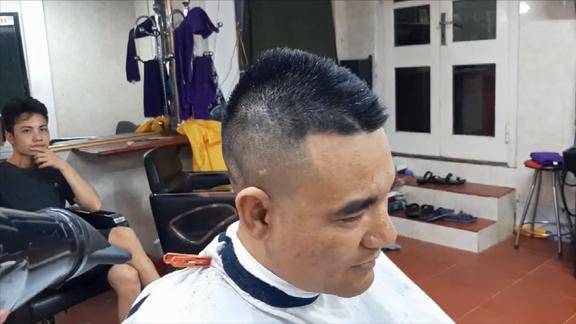 中年男子去剪发周围铲光头顶留个尖你看帅不帅