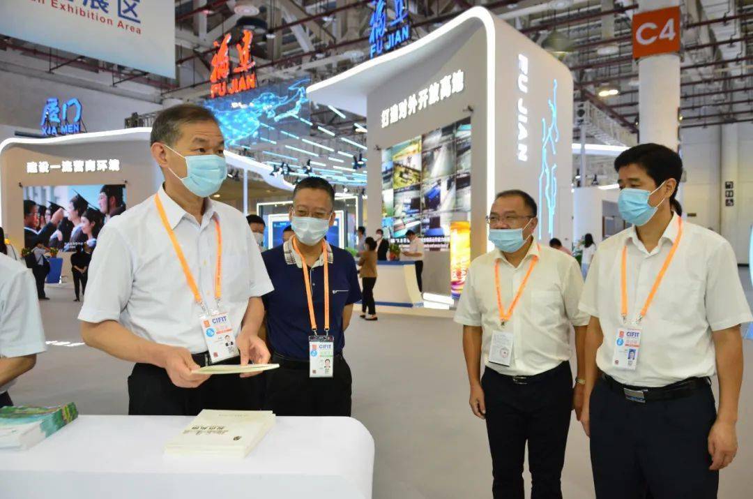 市领导林兴禄,余红胜,张元明出席大会,并察看我市参展情况,与企业家和