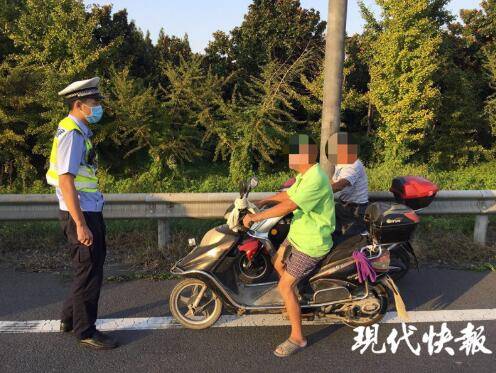 稱在江都東收費站附近的高速超車道內,有2名男子騎著電動自行車逆向