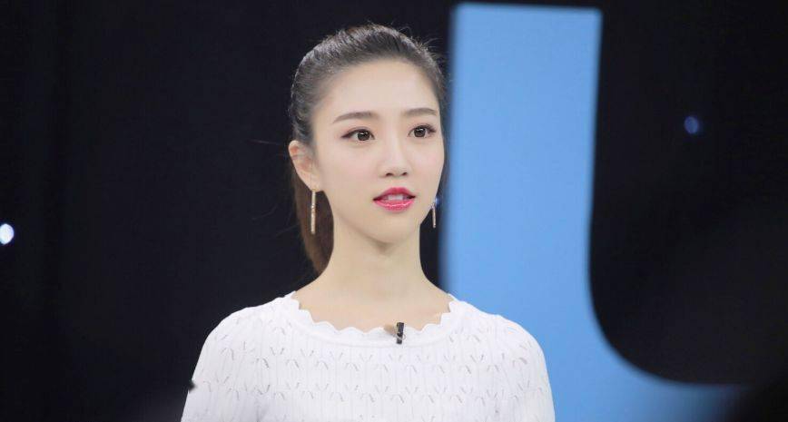 节目没火,女主持人却火了,有人说她是主持人中腿长得最好看的!_张纯烨