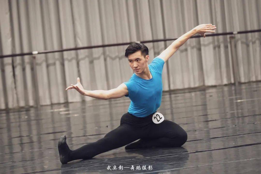 东方歌舞团男舞蹈演员图片