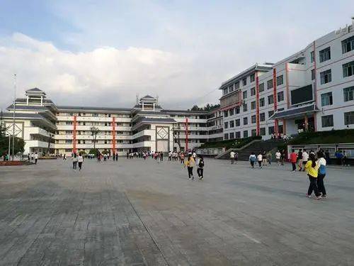 教育扶贫薪火相传以身立教桃李满枝台江县民族中学4年间从差校到名校
