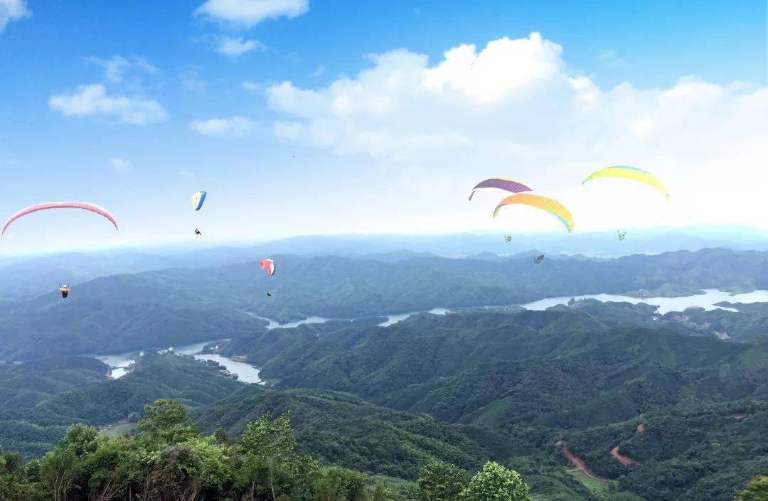 南望汨罗江海拔580米,山顶占地约3000平米,净高达550米起飞场位于智峰