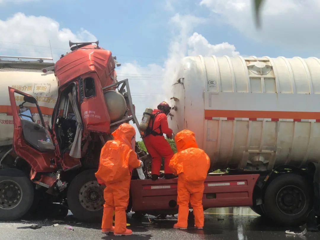 g1501潮惠高速凤江至广太路段(往潮州方向k1201 750)发生了一起车祸