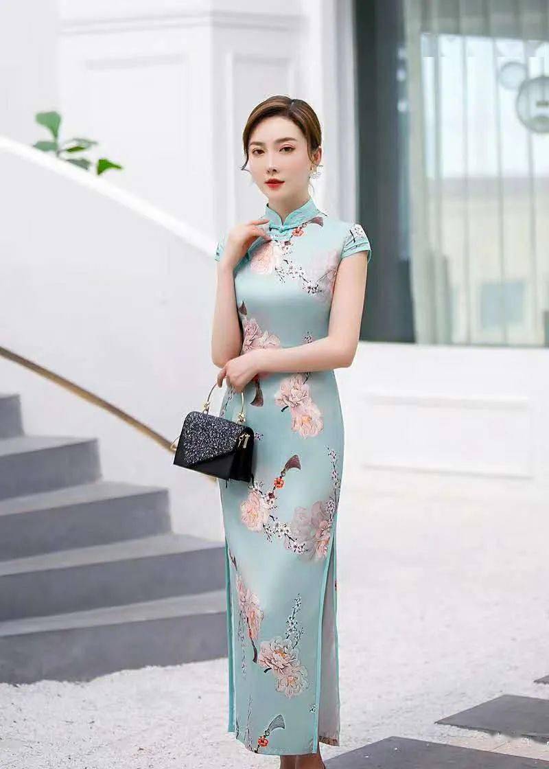 听说,这种颜色的旗袍最显女性成熟风韵!