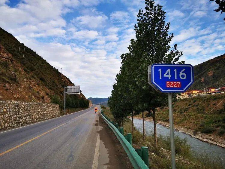 沿着国道227前行,炉霍海拔不高3250米,温度适宜不用穿厚衣服.